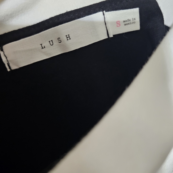 Elegant Black and White Off-Shoulder Dress - Picture 2 of 2